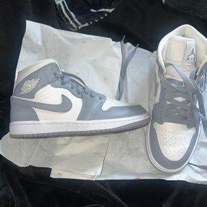 AIR JORDAN 1 MID Grey women’s